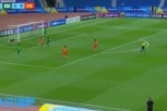 乐鱼体育正版-仍需努力！国少失误合集：依合散出击滑倒、后防漏人、停球数米远