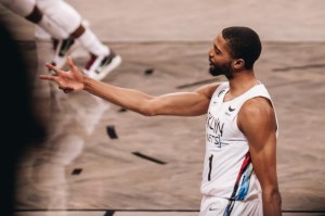 乐鱼体育正版-再遭逆转！后杜欧时代篮网成为雄鹿15连胜背景板