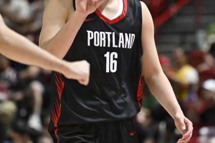 乐鱼体育正版-媒体人：杨瀚森场上喊战术&amp;amp;场下给队友加油，积极融入鼓励队友